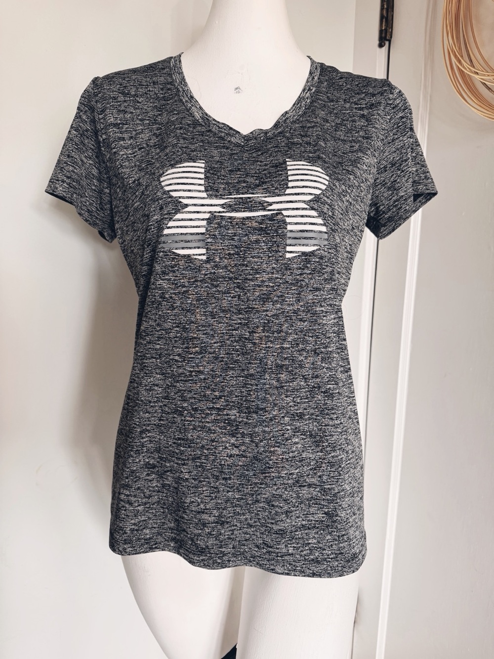 Under Armour Women’s HeatGear V-Neck Athletic Shirt Gray Logo Workout Top medium